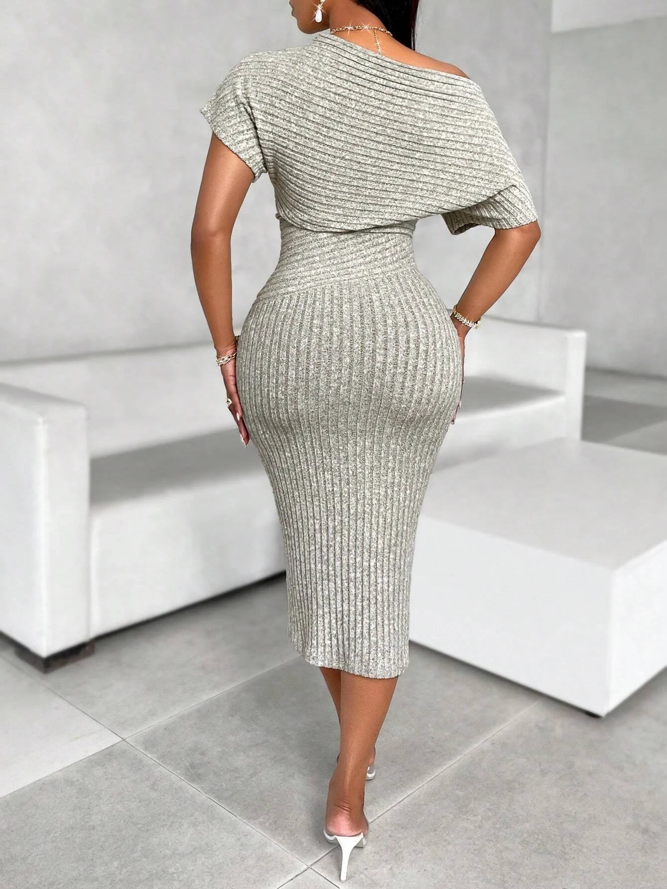 Vestido de Cor Sólida com Ombro Assimétrico